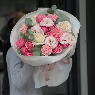 Букет в пастельных тонах — розы, эустома и гвоздики