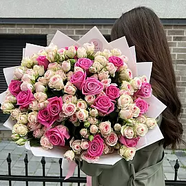 Ramo de rosas rosadas y rosas arbustivas – Ternura y amor
