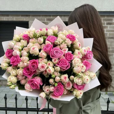 Букет із рожевих і кущових троянд — Ніжність і кохання