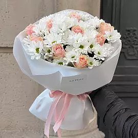 Ramo de rosas y crisantemos
