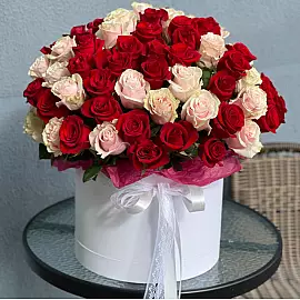 85 rosas en caja: rojas y rosas