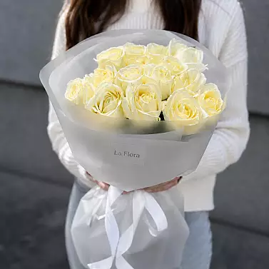 Strauß aus 15 weißen Rosen