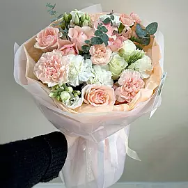 Bouquet composé dans des tons pastel avec des roses