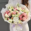 Ramo de rosas y eustoma: Armonía luminosa