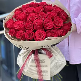 Strauß aus 35 roten Rosen: Ein Symbol der Romantik