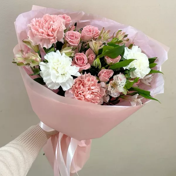 Букет «Ніжність» — рожеві троянди та білі квіти