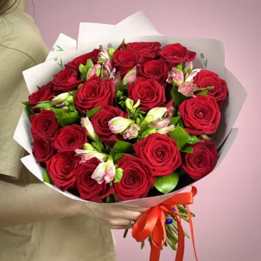 Букет троянд з альстромеріями