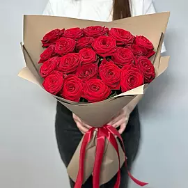 Ramo de 21 rosas rojas en envoltorio kraft