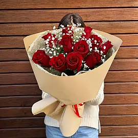 11 rosas y gypsophila