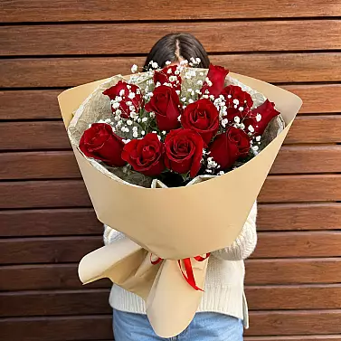 11 roses et gypsophile