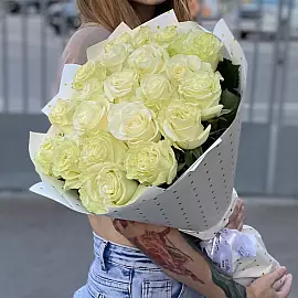 27 białych róż o średnicy 50 cm