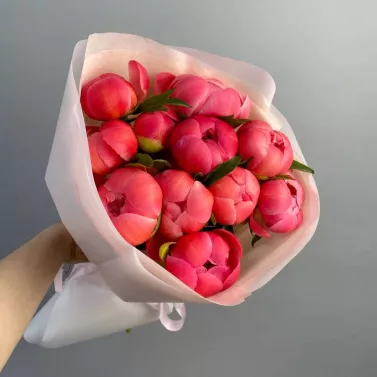 Bouquet di 11 peonie color corallo « Fascino estivo »