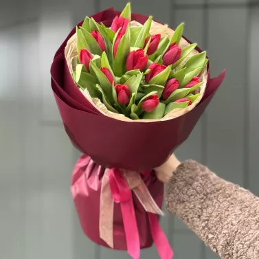 Букет із 15 свіжих тюльпанів