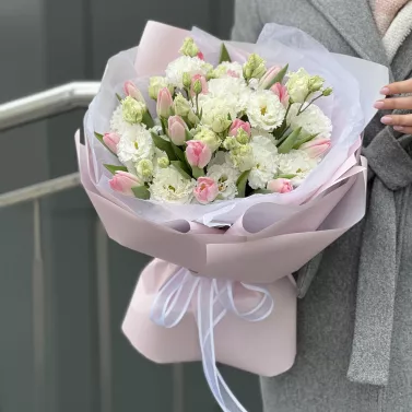 Букет весняних квітів: тюльпани та еустоми