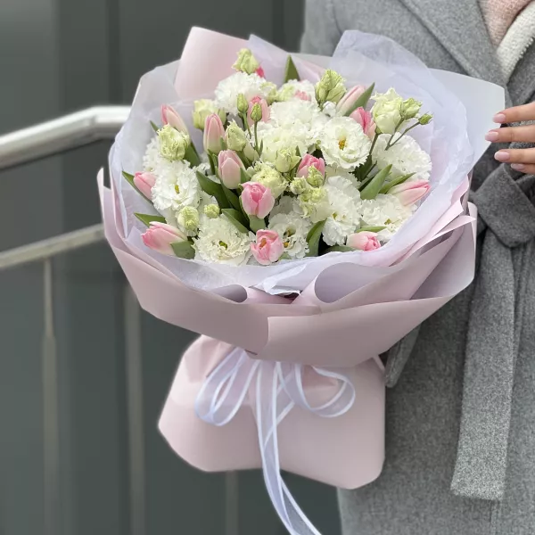 Букет весняних квітів: тюльпани та еустоми