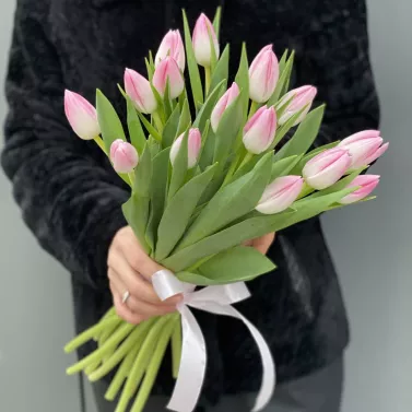 Bukiet z 15 jasno-różowych tulipanów