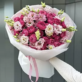 Bouquet di fiori primaverili: eustoma e rose cespugliose