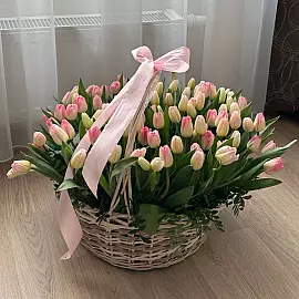 101 tulipani in un cesto — un grande bouquet primaverile