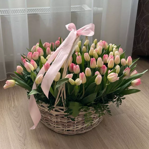101 тюльпан у кошику — великий весняний букет
