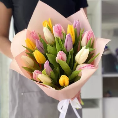 Ramo de 21 tulipanes multicolores — Regalo brillante para tu amada