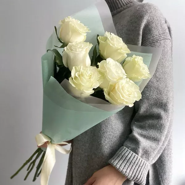 7 білих троянд