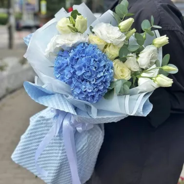 Букет з гортензією
