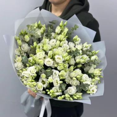 Букет еустоми з евкаліптом