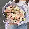 Ramo delicado de rosas y eustomas