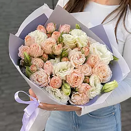Ramo delicado de rosas y eustomas