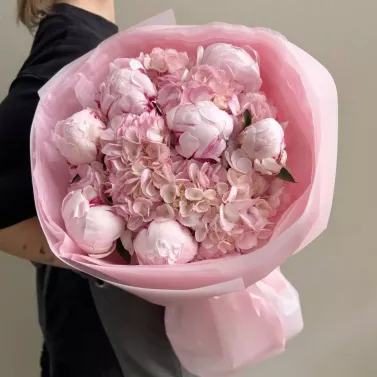 Ramo «Armonía de flores» – peonías e hortensias