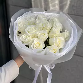Beyaz zarafet: 15 gül buketi