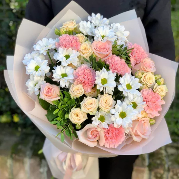 Buquê de rosas e crisântemos «Delicadeza aveludada»