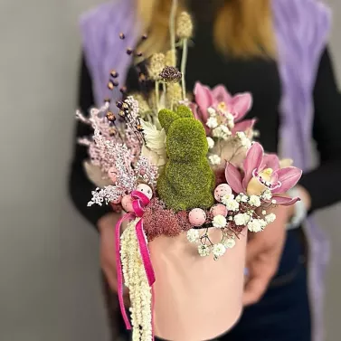 Composición de Pascua con conejito y orquídea en una caja