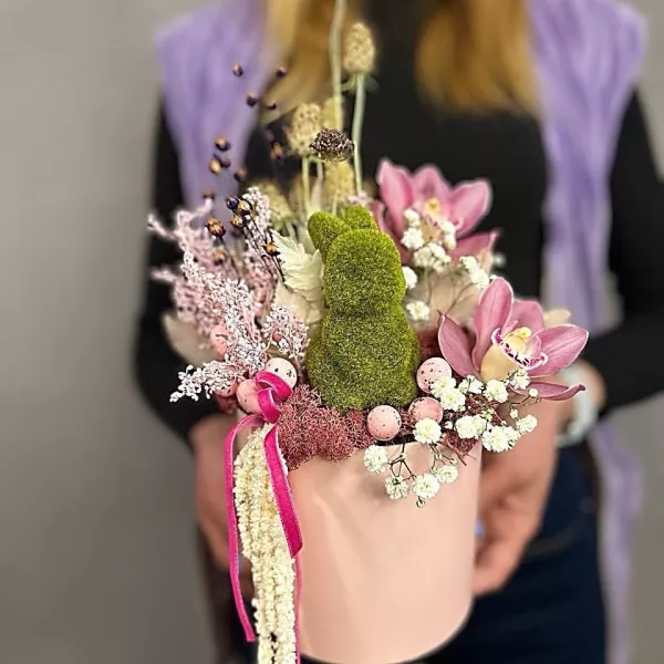 Пасхальная композиция с зайчиком и орхидеей в коробке