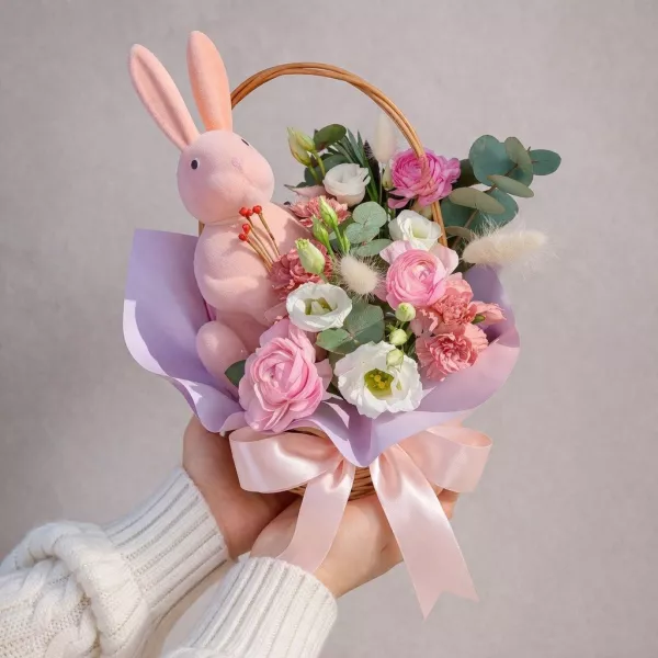 Великодня композиція із зайчиком та квітами в кошику
