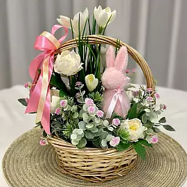 Composition de Pâques en panier « Lapin délicat »