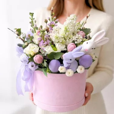 Composición de Pascua con flores frescas y decoración