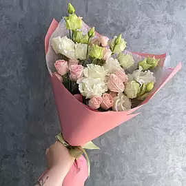 Frühlingsstrauß aus Eustoma und Strauchrosen