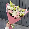 Ramo de primavera de eustoma y rosas spray