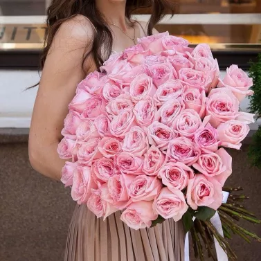 51 роза Пинк О’Хара — премиальный букет нежности