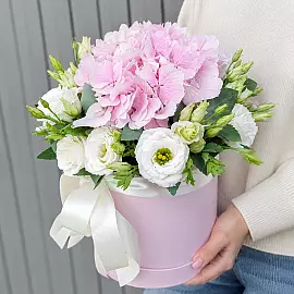 Ramo en caja con hortensia y eustoma — una delicada mezcla rosa y blanca