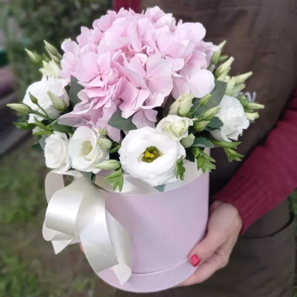 Букет у коробці з гортензією та еустомою — ніжний рожево-білий мікс