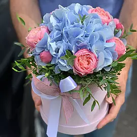 Blumenstrauß in einer Box mit Hortensie und Strauchrose