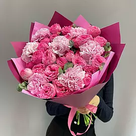 Bouquet di garofani e rose peonia