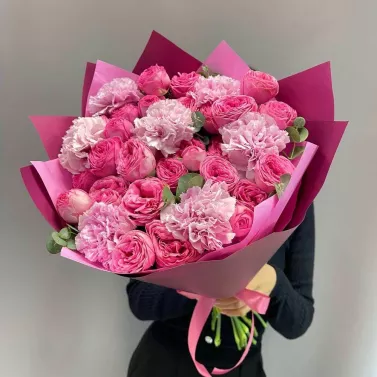 Букет гвоздик и пионовидных роз