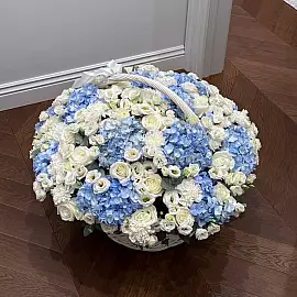 Gran cesta con hortensias, rosas y eustoma