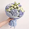Ramo delicado con hortensia azul y rosas spray
