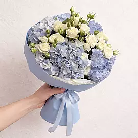 Ramo delicado con hortensia azul y rosas spray