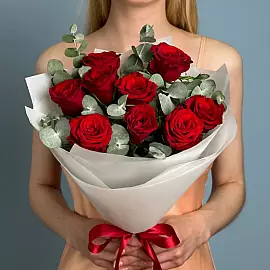 Ramo de 9 rosas rojas con eucalipto