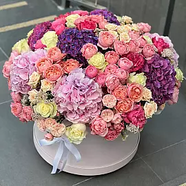 Bouquet in scatola “Abbondanza floreale”